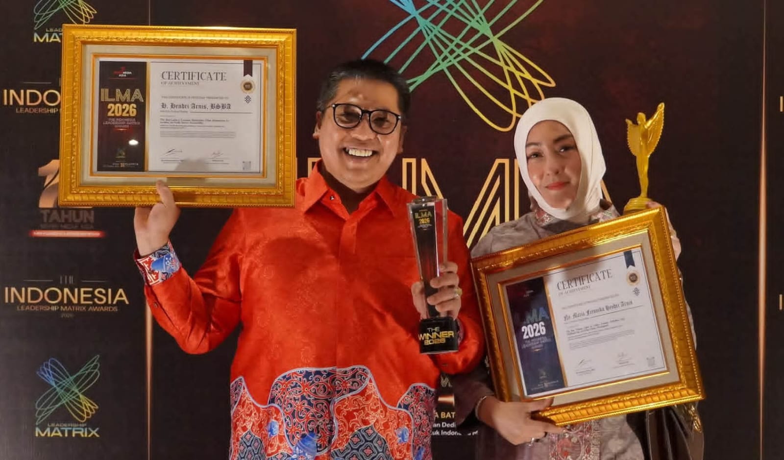 Wako Hendri dan Ketua TP PKK, Ny. Maria Poto bareng usai terima penghargaan.